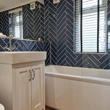 2 Bed In Oc-b32821 *